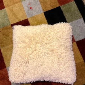Crème fluff pillow